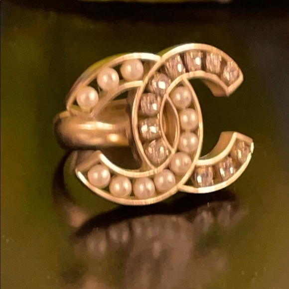 WOW POSHMARK - AUTHENTIC CHANEL Golden Festival & Concert Glamour Pearl Ring - Picture 16 of 16